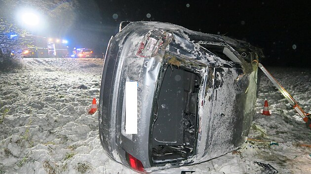 idi audi na zmrzl vozovce nezvldl zen a skonil po nrazu do stromu s autem na boku.