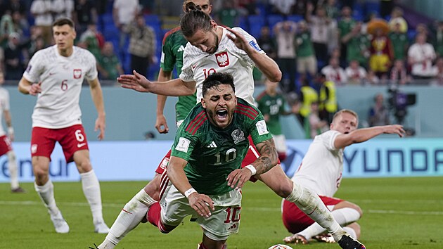 Mexick Alexis Vega pad po souboji s Grzegorzem Krychowiakem z Polska v utkn na mistrovstv svta 2022.