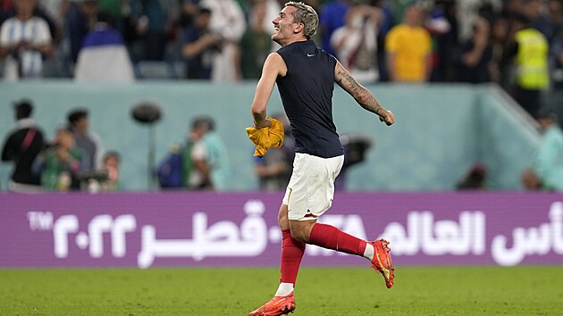 Antoine Griezmann z Francie slav� v�t�zstv� nad Austr�li� ve skupin� D na mistrovstv� sv�ta 2022.