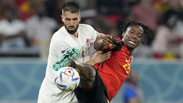 Kana�an Steven Vitoria soupe�� o balon s belgick�m Michym Batshuayim v utk�n�...