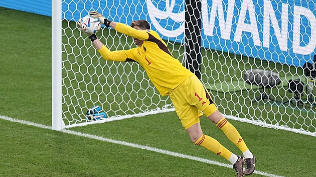 Belgick� brank�� Thibaut Courtois chyt� st�elu kanadsk�ho t�mu na mistrovstv�...
