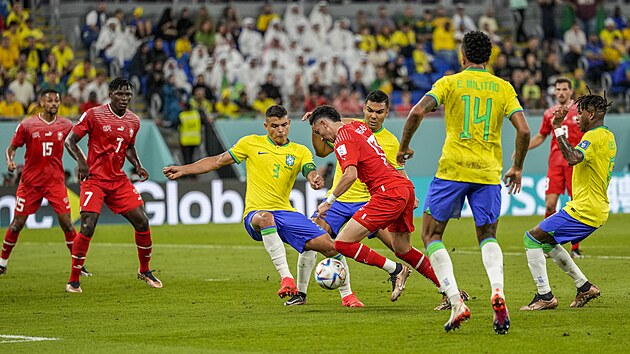 vcarsk zlonk Ruben Vargas v anci ped brazilskou brnou v utkn na mistrovstv svta 2022.