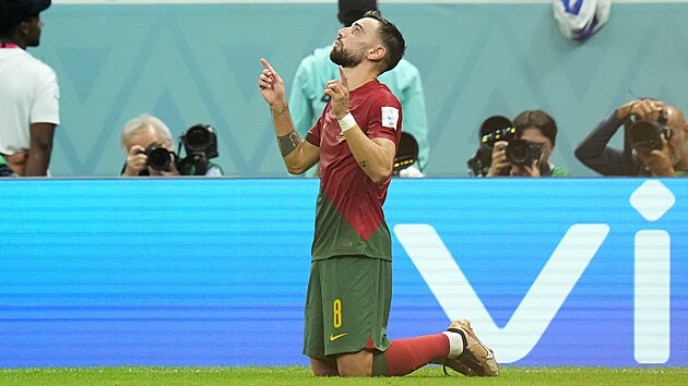 Portugalsk zlonk Bruno Fernandes slav promnnou penaltu v zpase s Uruguay na mistrovstv svta 2022.