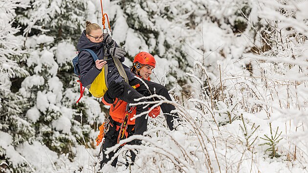 Hasiči a Horská služba nacvičují záchranu lidí ze zaseknuté kabinkové lanovky na Sněžku. (21. listopadu 2022)
