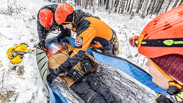 Hasiči a Horská služba nacvičují záchranu lidí ze zaseknuté kabinkové lanovky na Sněžku. (21. listopadu 2022)
