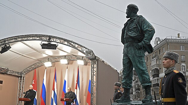Kubnsk prezident Miguel Daz-Canel a rusk prezident Vladimir Putin v Moskv odhalili sochu Fidela Castra. (22. listopadu 2022)