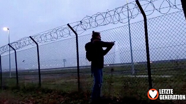 Nmet klimatit aktivist prosthali plot kolem berlnskho letit, aby se k jeho ploe pilepili (24. listopadu 2022)