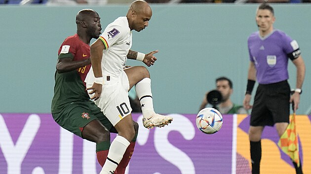 Portugalec Danilo Pereira (vlevo) v souboji s  Andrem Ayewem z Ghany.