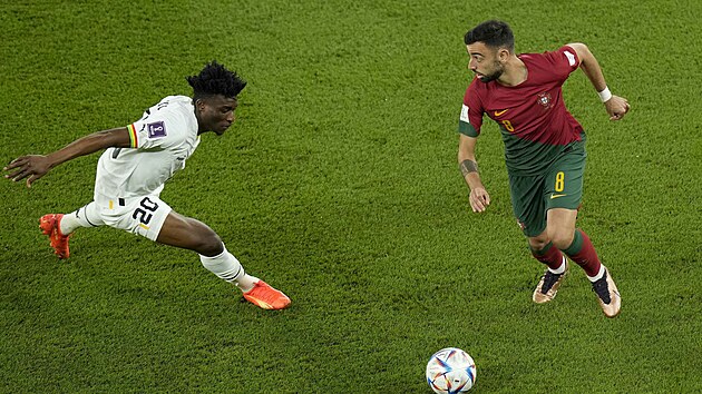 Gha�an Mohammed Kudus (vlevo) br�n� Bruna Fernandese z Portugalska.