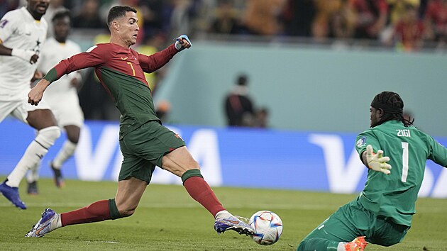 Portugalec Cristiano Ronaldo v anci ped ghanskm brankem Lawrencem...