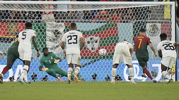 Portugalský fotbalista Cristiano Ronaldo promuje penaltu v duelu s Ghanou.