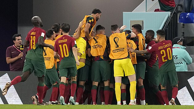 Portugales Rafael Leao slav� se spoluhr��i g�l v z�pase s Ghanou.