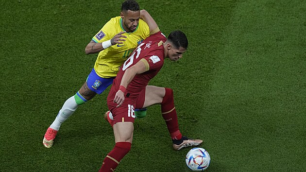 Brazilec Neymar (vlevo) v souboji se Srbem Sašou Lukičem.