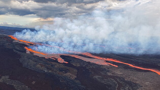 Na Havaji předvádí svou sílu největší sopka světa