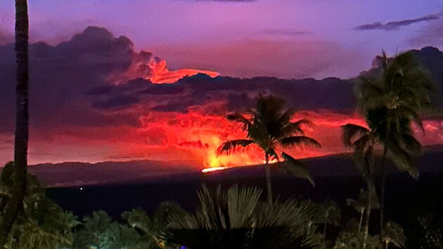 Pohled na havajskou sopku Mauna Kea z obce Waikoloa. Mauna Loa, nejvt aktivn sopka svta, vybuchla poprv po 38 letech. (28. listopadu 2022)