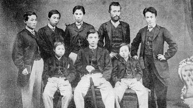 Osm z patncti japonskch chlapc a mladch mu, kte v roce 1865 uprchli z Japonska. Kanaye, nejmlad z nich, sed pln vpravo.