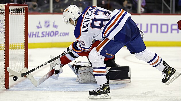 Vtek Vanek v brn New Jersey Devils zasahuje proti Ryanovi Nugent-Hopkinsovi z Edmonton Oilers.