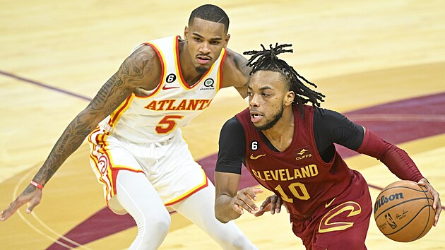 Darius Garland (10) z Cleveland Cavaliers najd na ko Atlanta Hawks, brn ho Dejounte Murray.