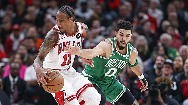 DeMar DeRozan (11) z Chicago Bulls to v zpase s Boston Celtics, brn ho Jayson Tatum (0).