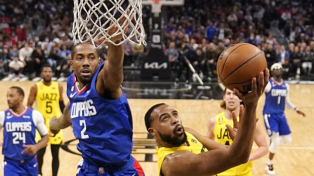 Talen Horton-Tucker (vpravo) z Utah Jazz zakonuje na ko Los Angeles Clippers, brn Kawhi Leonard.