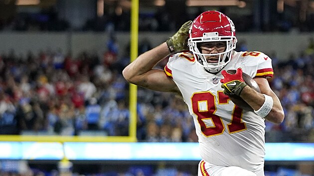 Travis Kelce z Kansas City Chiefs si jde pro dal touchdown.  (12. nora 2023)