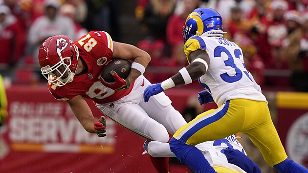 Travis Kelce (87) z Kansas City Chiefs pad k zemi v zpase s Los Angeles Rams, povalil ho Nick Scott (33).  (12. nora 2023)