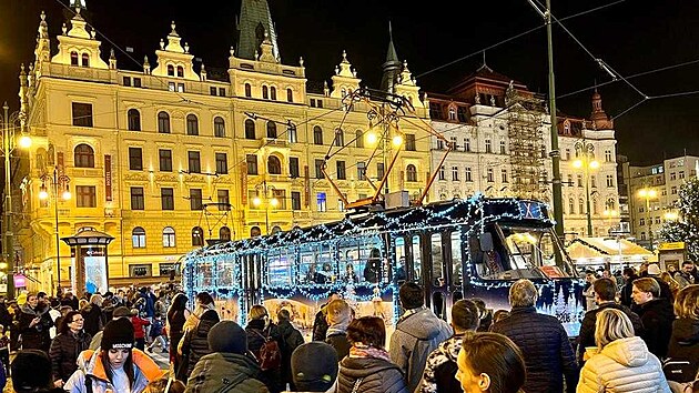Vánoční atmosféru v Praze doplní slavnostní flotila autobusů a tramvají. (26. listopadu 2022)
