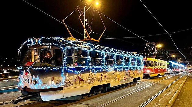 Vánoční atmosféru v Praze doplní slavnostní flotila autobusů a tramvají. (26. listopadu 2022)