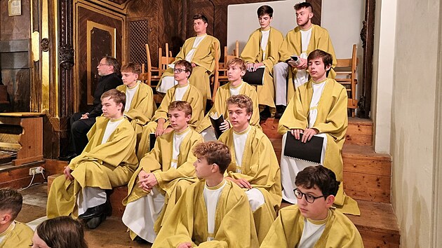 Na čtyřicet chlapců Boni pueri za řízení dirigenta Marka Štilce zpívalo ve vídeňském barokním kostele Karlskirche velké oratorní dílo Leopolda Hoffmanna Requiem. (2. 11. 2022)