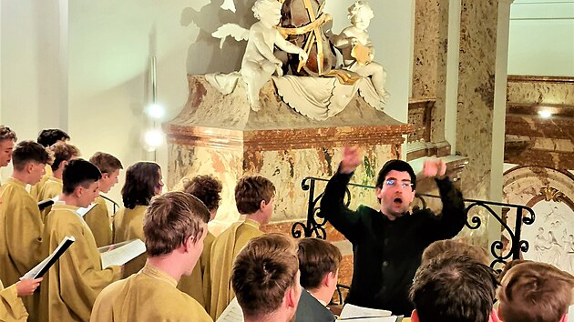 Na čtyřicet chlapců Boni pueri za řízení dirigenta Marka Štilce zpívalo ve vídeňském barokním kostele Karlskirche velké oratorní dílo Leopolda Hoffmanna Requiem. (2. 11. 2022)