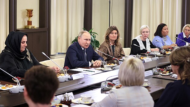 Rusk prezident Vladimir Putin se setkal s matkami syn sloucch v adch rusk armdy. (25. listopadu 2022)