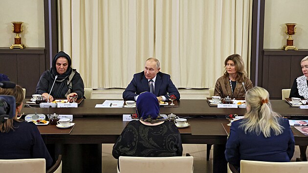 Rusk prezident Vladimir Putin se setkal s matkami syn sloucch v adch rusk armdy. (25. listopadu 2022)