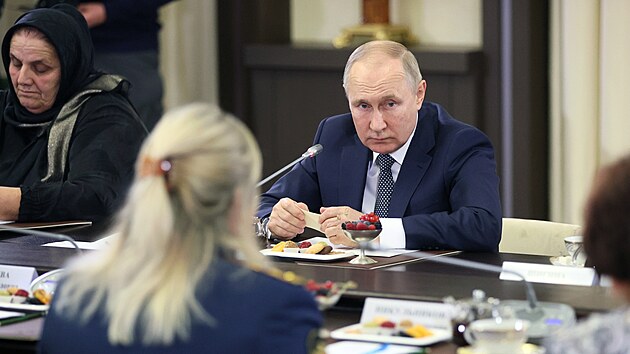 Rusk prezident Vladimir Putin se setkal s matkami syn sloucch v adch rusk armdy. (25. listopadu 2022)