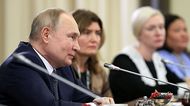 Sdílím hoře matek, jež přišly o syny, prohlásil Putin na setkání s ženami