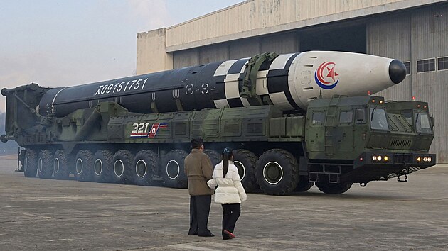 Severokorejsk vdce Kim ong-un s dcerou na inspekci pihl mezikontinentln balistick stele (ICBM). (19. listopadu 2022)