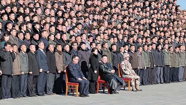 Severokorejsk vdce Kim ong-un se setkal s vdci, vojky a inenry, kte se podleli na testu nov mezikontinentln balistick stely Hwasong-17. (26. listopadu 2022)