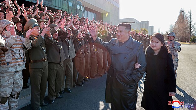 Severokorejsk vdce Kim ong-un se setkal s vdci, vojky a inenry, kte se podleli na testu nov mezikontinentln balistick stely Hwasong-17. (26. listopadu 2022)