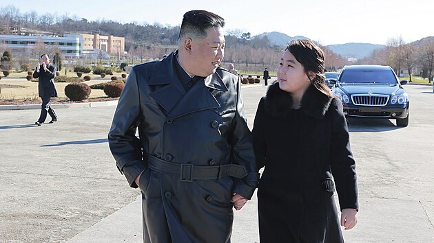 Severokorejsk� v�dce Kim �ong-un se na ve�ejnosti podruh� uk�zal s dcerou. Analytici a m�dia ji pova�uj� za n�slednici. (26. listopadu 2022)