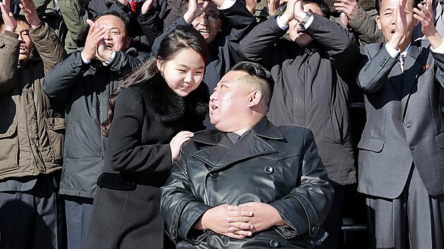 Severokorejsk vdce Kim ong-un se na veejnosti podruh ukzal s dcerou. Analytici a mdia ji povauj za nslednici. (26. listopadu 2022)