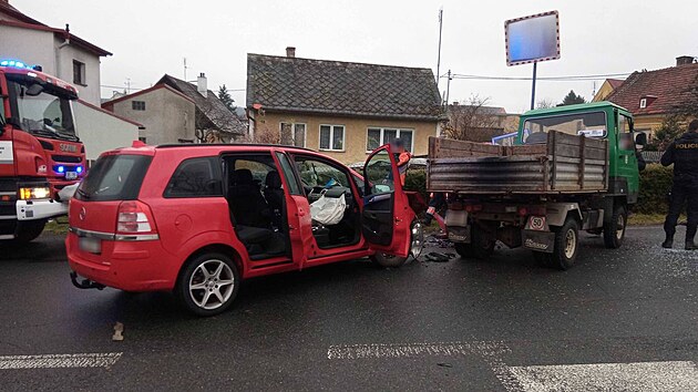 Nehoda ve Velké Hleďsebi na Chebsku. Řidič multikáry nezastavil na stopce a narazilo do něj osobní auto.