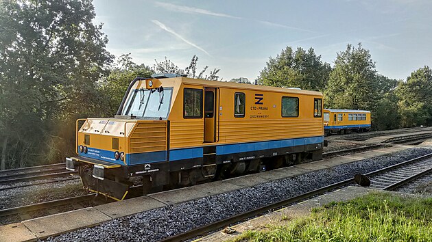 Měřicí drezína Správy železnic MD1 ve stanici Bečváry. Za ní stojí obytný vůz, který je přestavěn z prvního prototypu motorového vozu M152.0001.