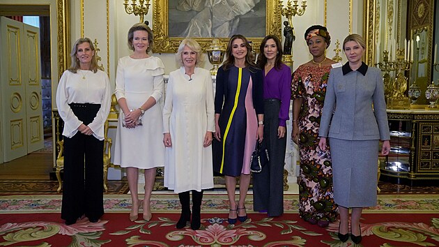 Hraběnka z Wessexu Sophie, belgická královna Mathilde, britská královna choť Camilla, jordánská  královna Rania, dánská korunní princezna Mary, první dáma Sierra Leone Fatima Maada Bio a první dáma Ukrajiny Olena Zelenská (Londýn, 29. listopadu 2022)