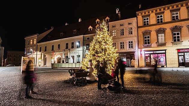 Ve Znojmě na příchozí čekají dva vánoční stromy, koncerty na náměstí i v divadle, zimní kino,
kluziště s umělým povrchem, líbací brána, ale i tradiční zabijačka.