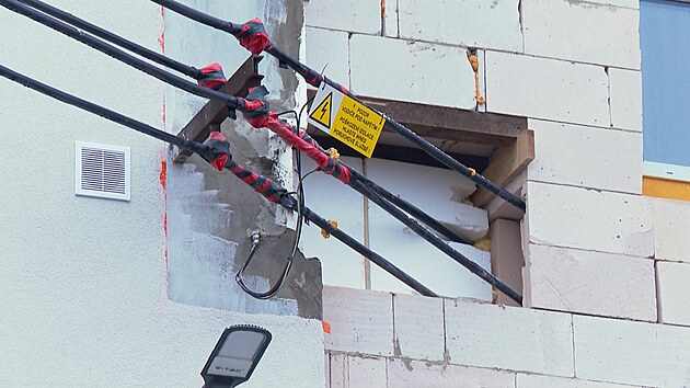 U přístavby domu dělníci obezdili elektrické vedení, překvapilo to i odborníky (22. 11. 2022)