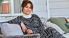 Dlouhé vzorované �erzejové �aty jsou d�kazem toho, �e i doma m��ete vypadat...