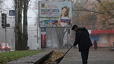 Úklid a radost. Po ruských okupantech zbyly v Chersonu propagandistické plakáty.