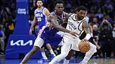 Paul Reed (vlevo) z Brooklynu a Kyrie Irving z Philadelphie.