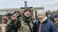 Tomá� Kola�ík s obyvateli osvobozeného Chersonu