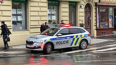 Muž naboural tramvaj, policejní vůz a auto stojící za ním. (29. listopadu 2022) | na serveru Lidovky.cz | aktuální zprávy