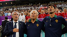 Portugalský trenér Fernando Santos a jeho asistenti Ilídio Vale a Ricardo Santos